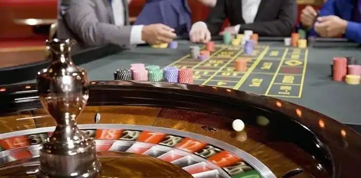 Pengguna menikmati permainan judi online di ponsel